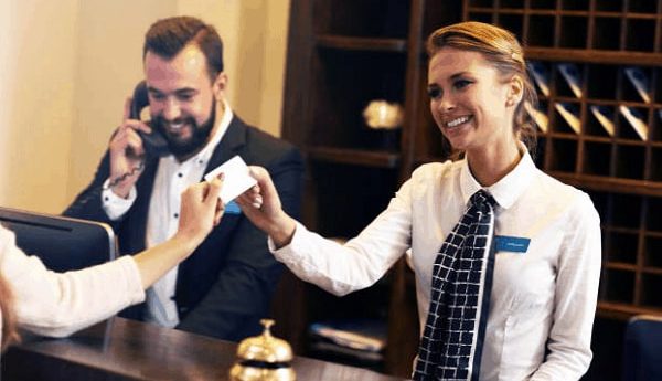 Overstay là gì? Quy trình thực hiện Overstay dành cho lễ tân khách sạn