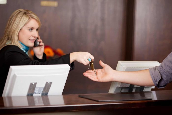 Overstay là gì? Quy trình thực hiện Overstay dành cho lễ tân khách sạn