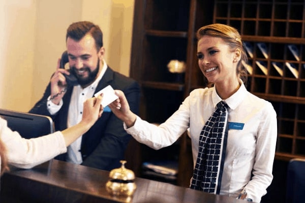 Overstay là gì? Quy trình thực hiện Overstay dành cho lễ tân khách sạn