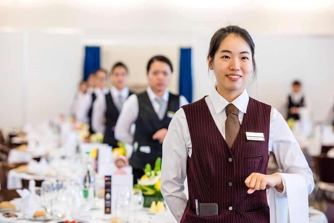 Quản lý khách sạn tham gia đào tạo nhân viên