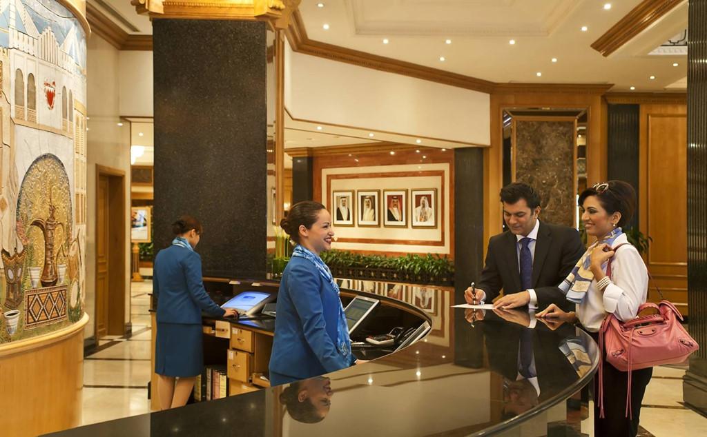 Nhân viên lễ tân xử lý tình huống overbooking trong khách sạn